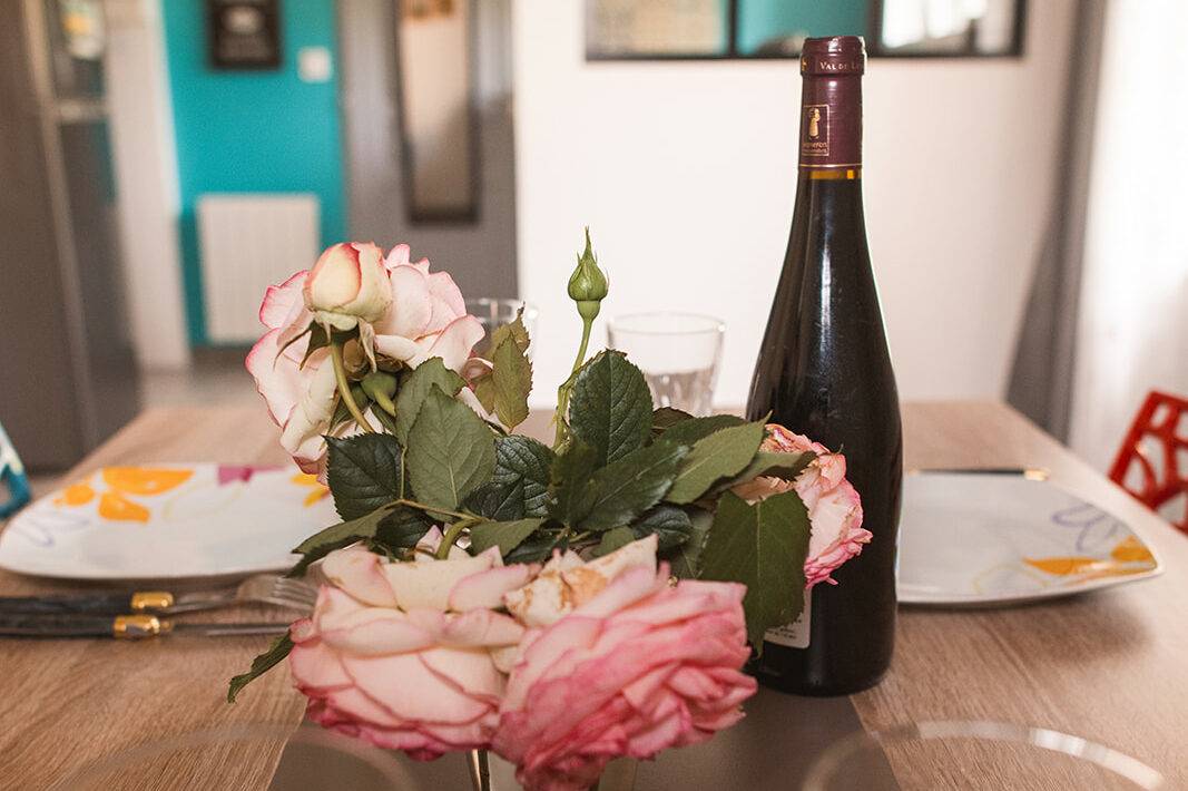 bouteille de vin et bouquet de fleurs